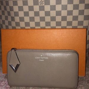 Louis Vuitton Leather comete wallet